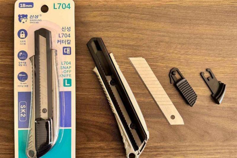 How to Safely Cut and Snap Off Cutter Blades Without Tools How to Safely Cut and Snap Off Cutter Blades Without Tools